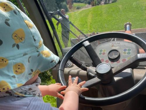 Man ist niemals zu jung, um Radlader zu fahren!
