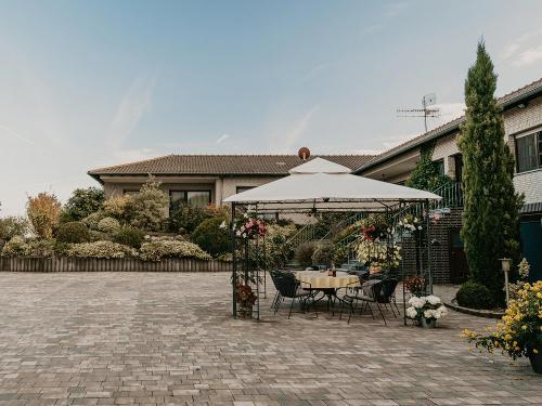 Hof mit Pavillon Hof mit Pavillon