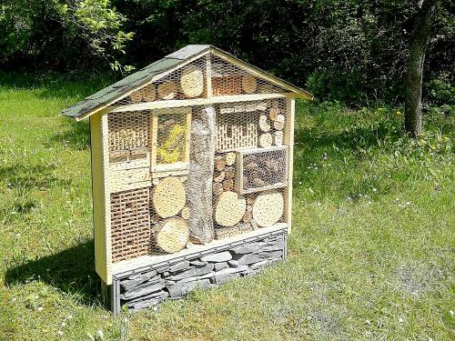 Garten mit Insektenhotel im Gästehaus Mühlenhof