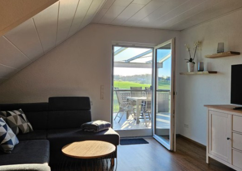 Wohnzimmer mit Blick zur Terrasse