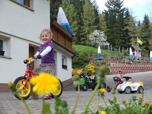 Kinder können ums Haus flitzen
