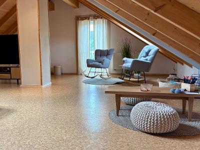 GroÃŸzÃ¼giges Wohnzimmer in unserer Maisonette-Wohnung