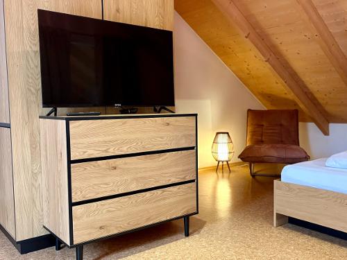 Schlafzimmer inkl. Kleiderschrank und TV