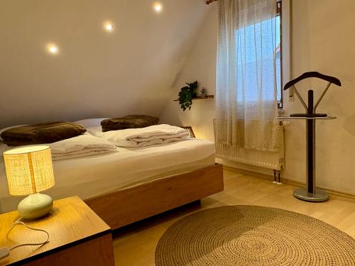 Schlafzimmer mit Doppelbett