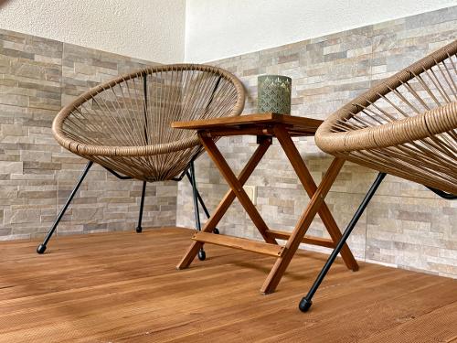 Gemütlicher Balkon mit Garten- und Terrassenzugang