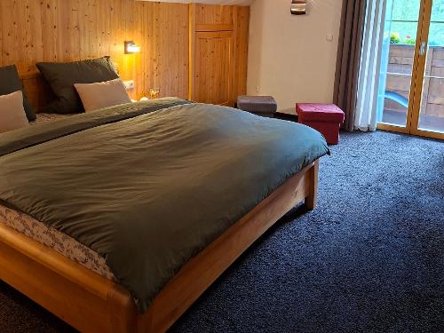 Schlafzimmer mit Zugang zum Südbalkon
