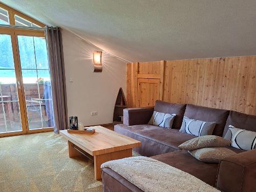 Wohnzimmer mit gemütlichem Sofa und Südbalkon