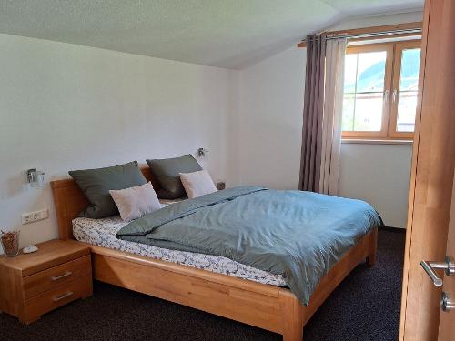 Schlafzimmer mit Nord-Ostlage mit Blick zu Gimpel und Rot Flüh