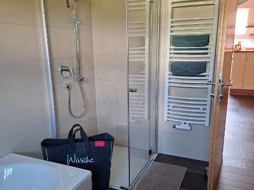 Dusche im Badezimmer