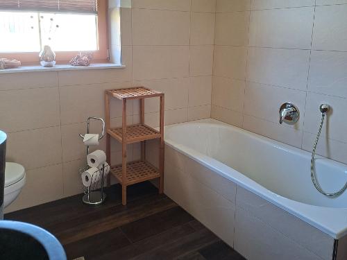 Badewanne im geräumigen Bad
